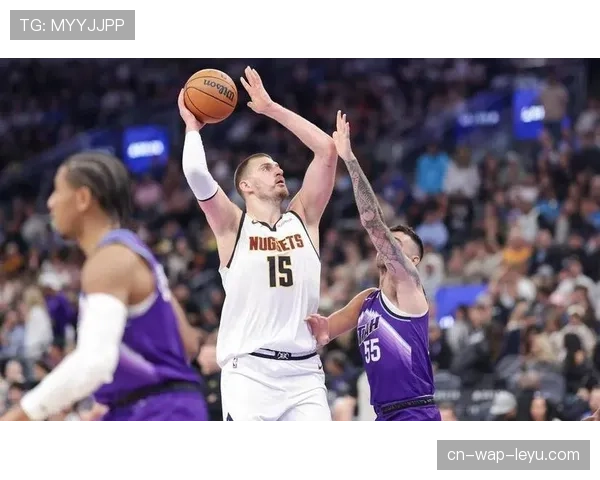 约基奇包揽篮板助攻双王创历史 场均12.9板10.9助34次三双彰显全面性